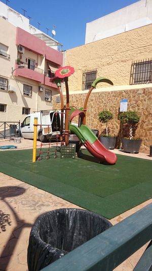 El Ayuntamiento de Viator continúa la ampliación de las zonas infantiles con nuevos juegos en el parque 8 de Marzo