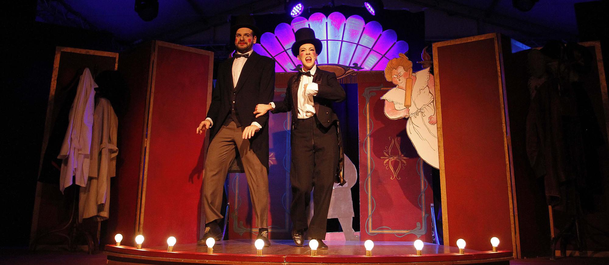 La Feria del Libro se transformó anoche en un cabaret con música, baile y risas