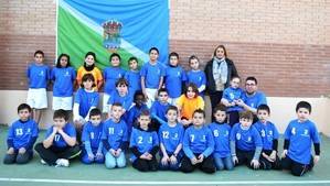 La alcaldesa de Viator ha sido la encargada de entregar las nuevas equipaciones a los alumnos