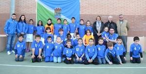 La alcaldesa de Viator ha sido la encargada de entregar las nuevas equipaciones a los alumnos