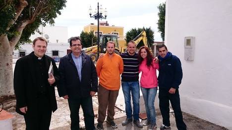 El alcalde de Níjar visita el inicio de las obras de mejora en Los Nietos