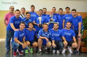 El equipo de fútbol de la UAL entrega al Rectorado sus últimos trofeos
