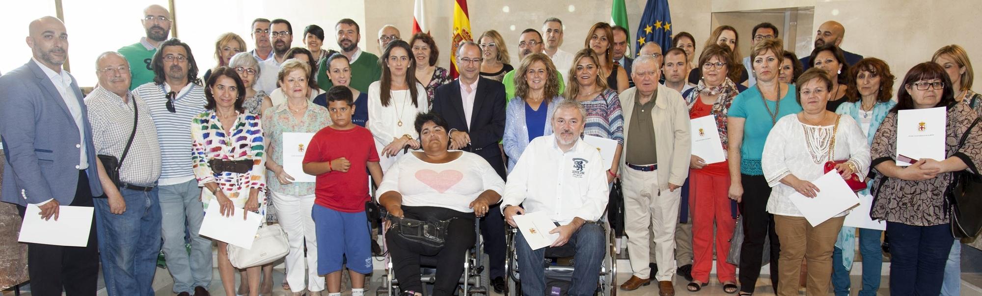 El alcalde firma el convenio con las 37 entidades sociales a las que el Ayuntamiento cederá el uso del Edificio Virgen del Mar