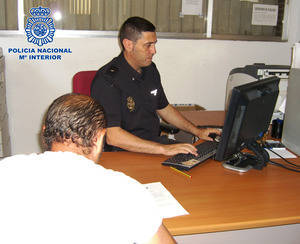 La Policía Nacional detiene en Almería a un vendedor de lotería por simular un atraco