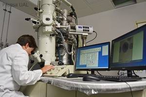 La UAL pone al servicio de empresas e investigadores uno de los microscopios electrónicos de transmisión más modernos de España