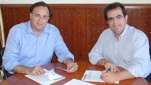 El Ayuntamiento de Níjar firma el contrato de instalación y mantenimiento de los parques infantiles