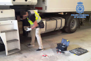 Utilizan dos camiones idénticos para intentar despistar a la Policía transportando hortalizas en uno y 210 kilos de hachís en otro