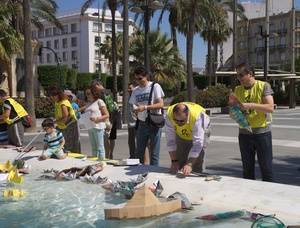 Decenas de barcos de papel para llamar la atención sobre las muertes trágicas en el Mediterráneo