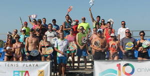 La Escuela Municipal Beach Tennis Almería lleva el tenis playa a El Palmeral