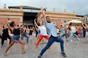 Flashmob de castañuela andaluza ante el Mercado Central