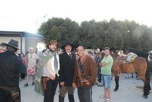 Los Albaricoques se transforma por unas horas en plató de cine : Locos por el Spagueti Western