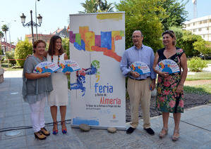 Una colorida Alcazaba preside el cartel y abanico de la #FeriadeAlmeria