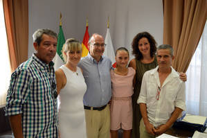 El alcalde recibe a la joven promesa del tenis almeriense, María Dolores López