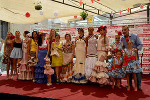 Volantes, flores y lunares toman la Feria en el Concurso de Trajes de Flamenca