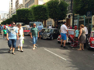 Los recuerdos se pasean con los coches 600 y Mini Cooper por la #FeriadeAlmería
