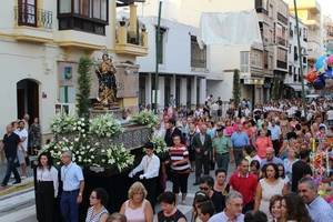 Las lluvias no impiden que Adra procesione a su patrona en plenas fiestas