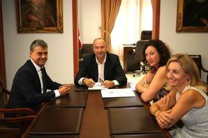 Universidad y Ayuntamiento se unen para mejorar el servicio de transporte urbano a la UAL