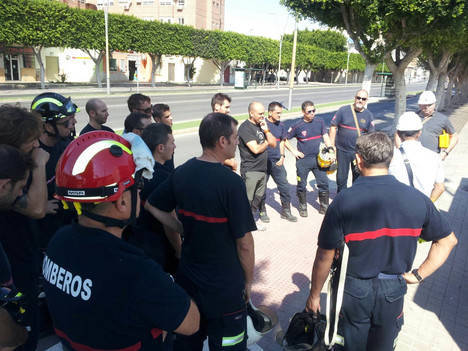 Once bomberos del Parque de Almería participan en un curso de prevención de riesgos eléctricos