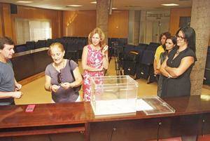 Roquetas celebra un sorteo para adjudicar las plazas vacantes de los talleres municipales de Cerámica y pintura