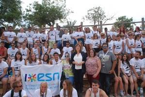 La alcaldesa de Níjar da la bienvenida al municipio a más de 200 alumnos de Erasmus que visitan el Parque Natural de Cabo de Gata-Níjar