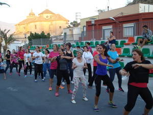 Los gadorenses se mueven a ritmo de zumba y spinning en el Maratón Deportivo de Feria