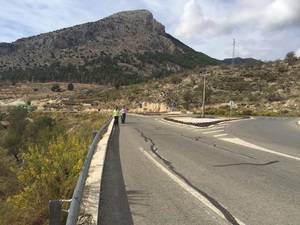 Junta y Ayuntamiento de Vélez Blanco construirán una senda en la A-317 para garantizar la seguridad de los peatones
