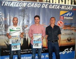 Medio millar de deportistas de todo el mundo participan en la IV edición del Triatlón Cabo de Gata-Níjar