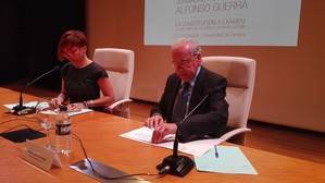 Guerra se despide de su homenaje en la UAL tras poner en valor la Constitución española del 78