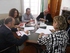El alcalde visita las dependencias de Cruz Roja Almería y elogia el trabajo que desarrollan “con quienes más lo necesitan”