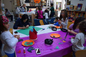 La Biblioteca de Gádor se transforma en un “taller del terror” para la fiesta de Halloween