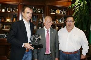 El alcalde presenta el nuevo trofeo que se entregará en la XV Gala del Deporte de Roquetas de Mar
