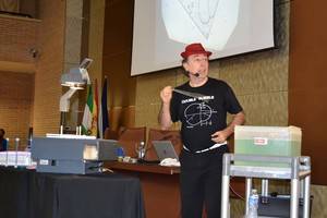 La UAL inaugura el curso de la Universidad de Mayores con “Geometrías con pompas de jabón”