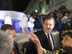 Rajoy se da un baño de multitudes en Macael