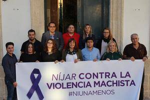 El Ayuntamiento de Níjar coloca una pancarta contra la violencia machista en la casa consistorial