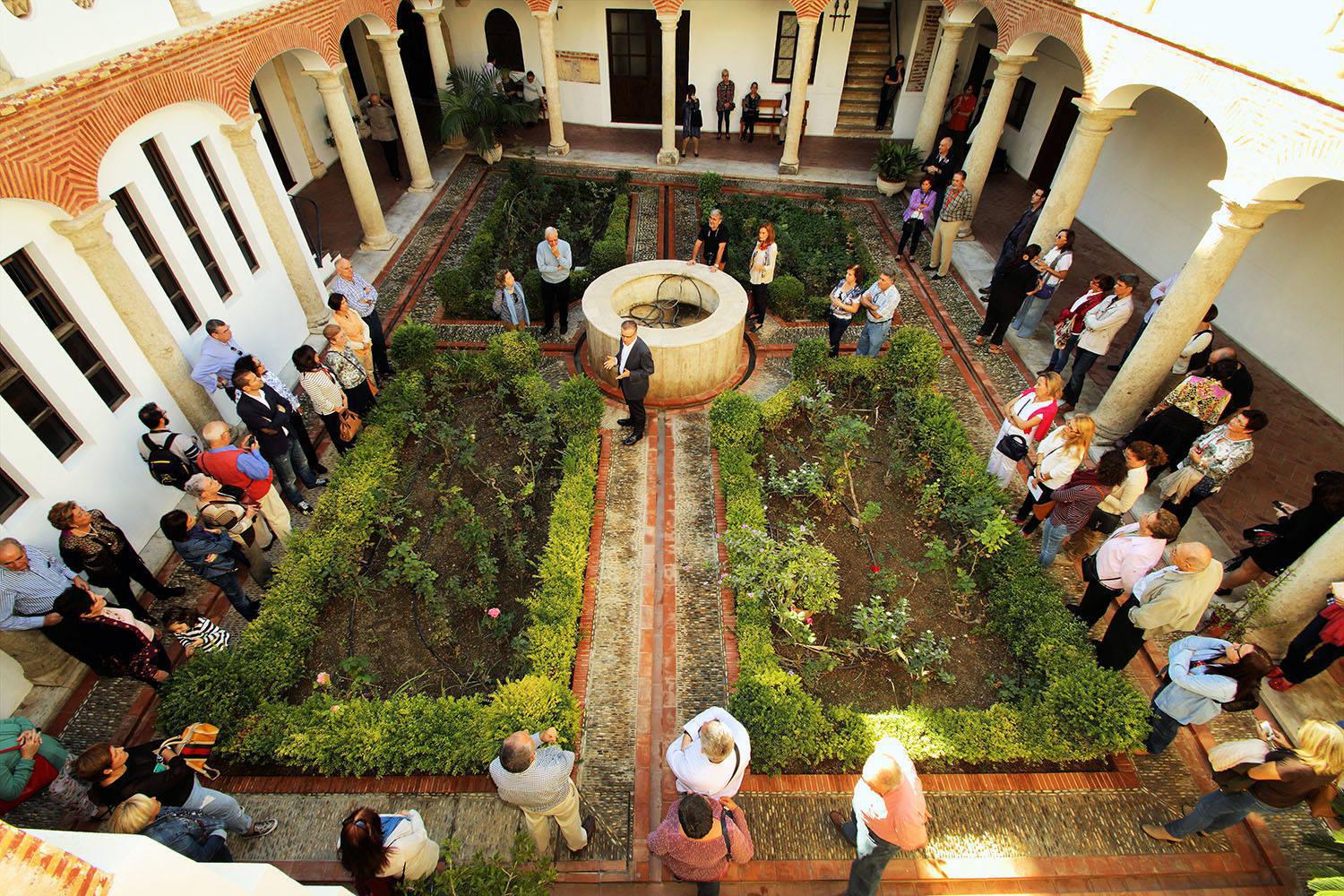 Más de 200 almerienses contemplan la belleza serena del Convento de Las Puras con Amigos de la Alcazaba