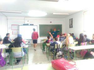 El IAM y el IAJ llevan la campaña 'El amor no se mide' al alumnado IES Alhadra de la capital