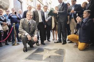 Patrick Wayne descubre su lucero en el Paseo de la Fama