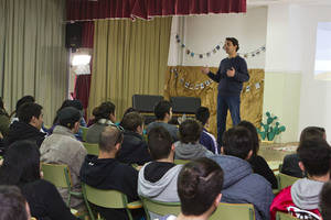 Iván Zoido enseña a los alumnos del IES Albaida los 120 años de la historia del cine en Almería