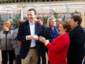El PSOE promete a los mayores una subida de las pensiones, el fin del copago y reactivar la Ley de Dependencia
