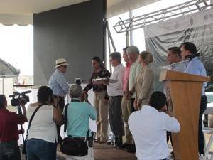 El profesor de la UAL, Camacho Ferre, recibe un reconocimiento del gobierno de México