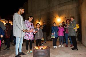 La Noche de las Candelas reúne a cientos de almerienses al calor de hogueras