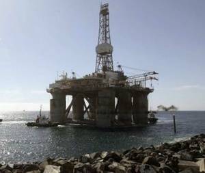 Arriba al puerto de Almería una gran plataforma petrolífera para el mantenimiento del gaseoducto Argelia-España