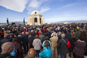 El fuerte viento no impide la Romería a Torregarcía