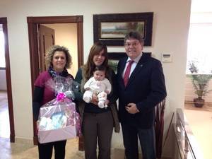 El Ayuntamiento de Albox da la bienvenida a los recién nacidos con una cesta de productos básicos