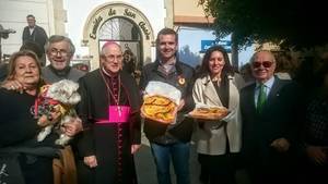 El alcalde acompaña a los vecinos del Casco Histórico en las tradicionales Hogueras de San Antón