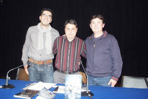 Javier Anisa presentó su libro de aforismos ‘Instrucciones para un futuro ser humano’ en la Biblioteca de Roquetas