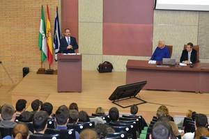 El delegado almeriense de la Administración Tributaria aboga en la UAL por que la actuación inspectora salga de la oficina