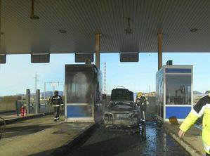 Arde un vehículo entre las cabinas de peaje en la entrada de la autopista Cartagena-Vera