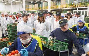 Susana Díaz destaca su apoyo al sector hortofrutícola y a las empresas con "responsabilidad social"