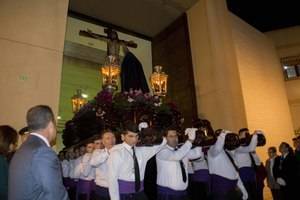 Cientos de fieles acompañan la Procesión del Cristo de la Misericordia